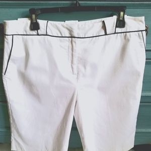ATTENTION WHITE BERMUDA SHORTS WITH BLACK TRIM